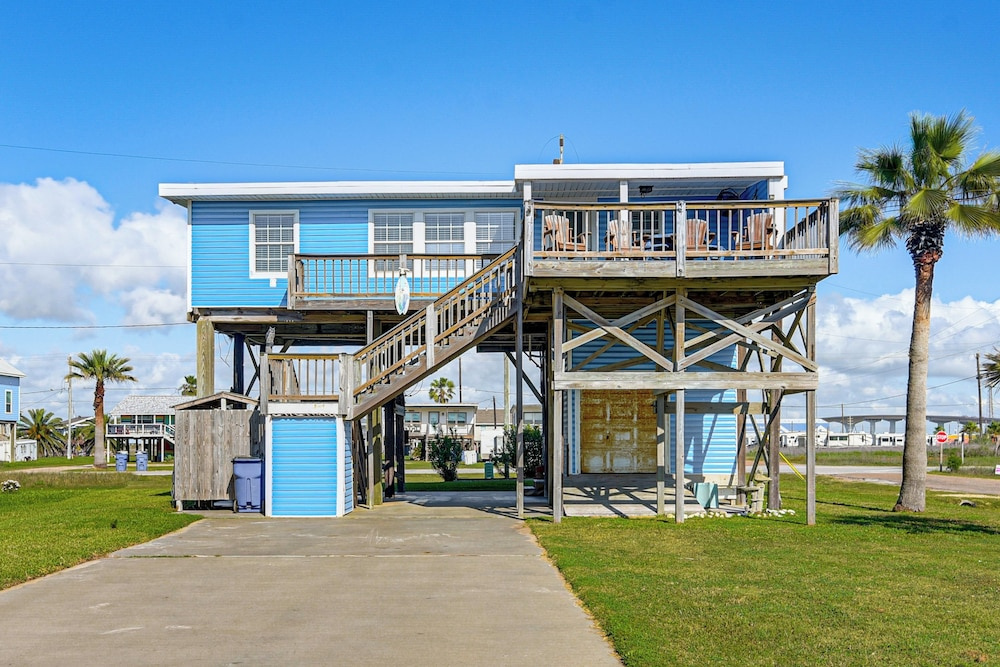 1 Block to Surfside Beach: Home w/ Deck!