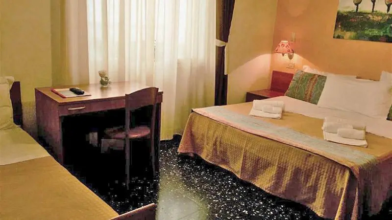Business Double room (full double bed)