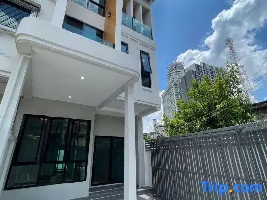 Stylish Modern Home 4Bedroom 7Bed 200m BTS PhraKhanong, 10min ThongLo