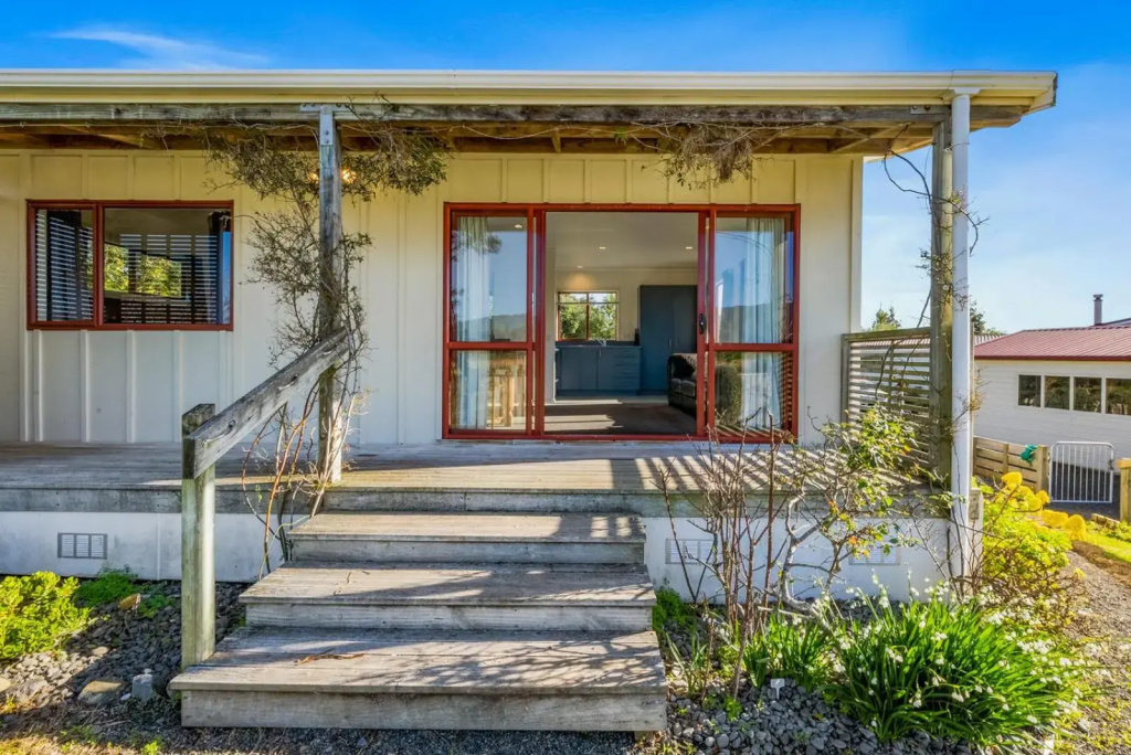 Cottage on Rutherford - Waikanae Beach Holiday Home