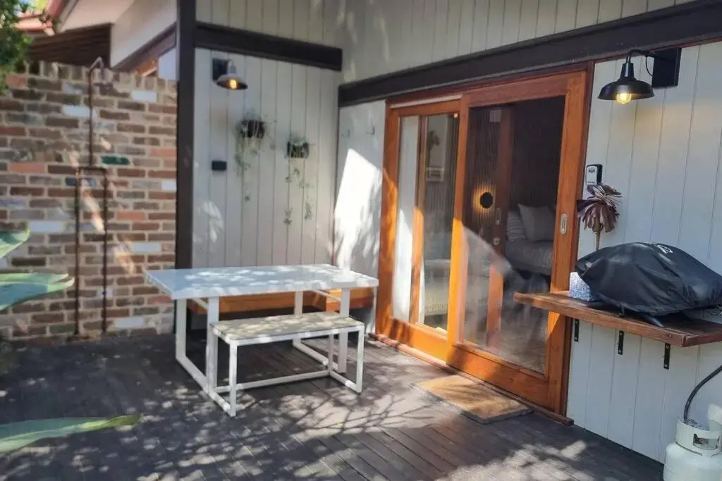 Alcorn Garden Studio Main House Attached-Dog friendly 2 mins walk to beach