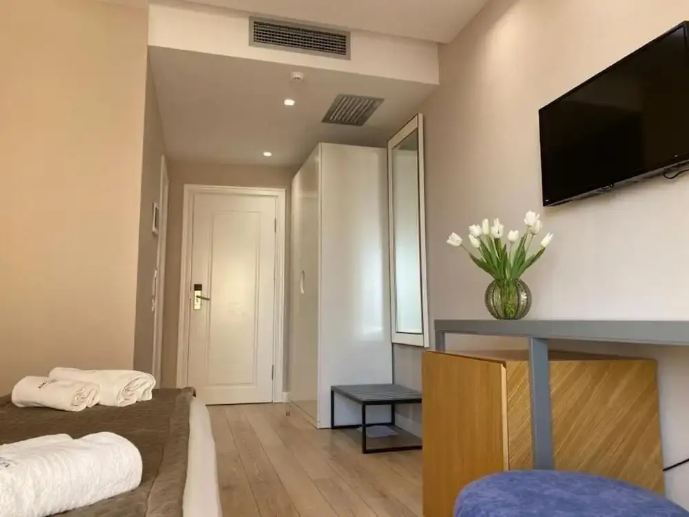 Deluxe Double room (full double bed)