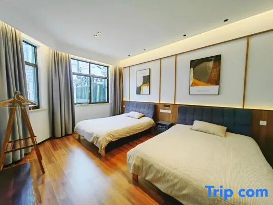 6 Bedrooms Villa
