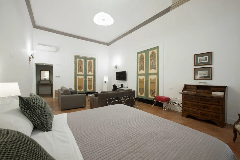 Elite Double Suite full double bed