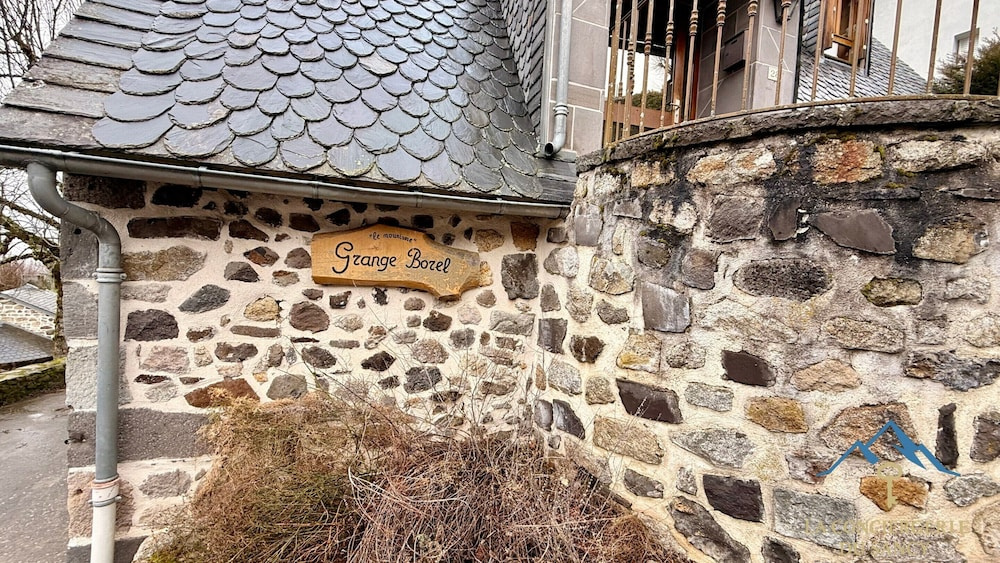 Mountain Retreat for 12 in Murat-le-quaire