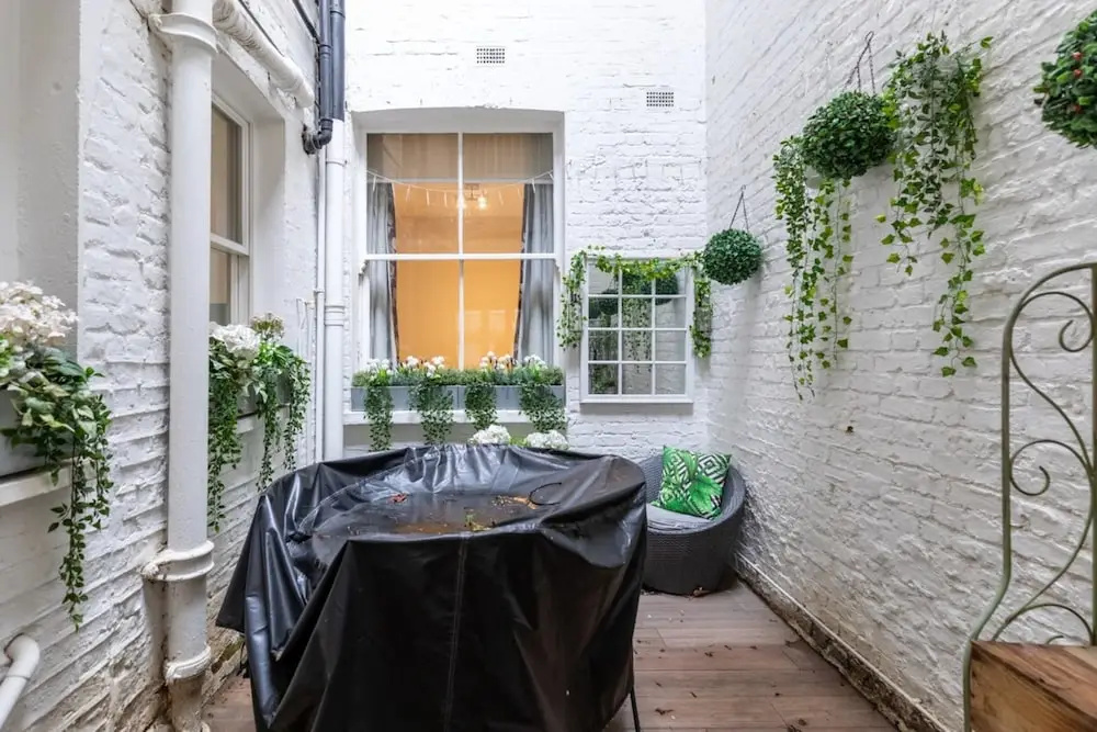 Elegant 2BD Flat 5 Mins to Kensington Gardens!
