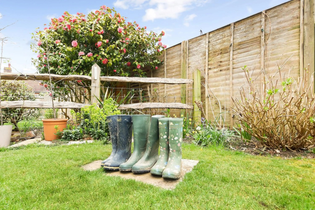 Bramley Fall Cottage, Chichester 4km, 3 BEDROOMS, Sleeps 6, West Wittering Beach 10 minute drive, Quiet Rural Location, Free Wi fi, Free Sky TV inc Sports & Kids, Child Friendly, Stairgates, High Chair, Travel Cot, Welcome Pack, Private Parking 10 cars