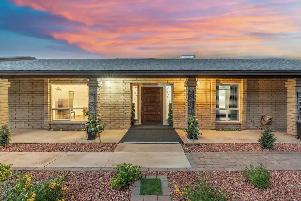 Private Hot Tub & Huge Yard: Phoenix Family Home