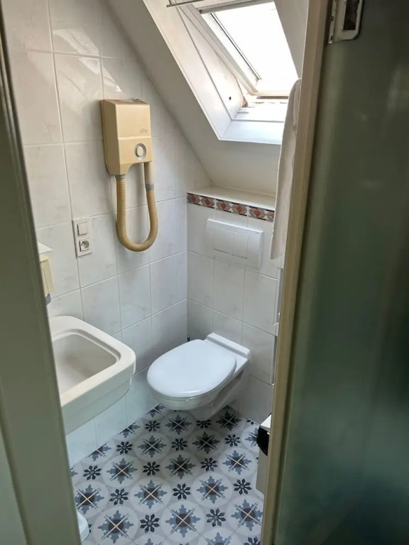 Deluxe Double room (full double bed)