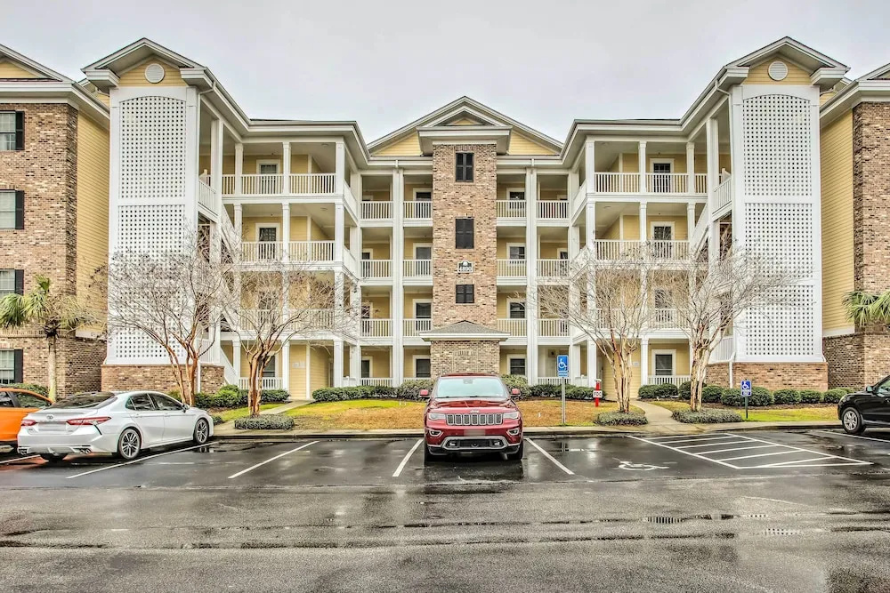 Myrtle Beach Condo: Pool & Golf Course Access