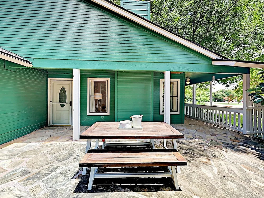1802 Kinney Avenue Home 2 Bedrooms 2 Bathrooms Home