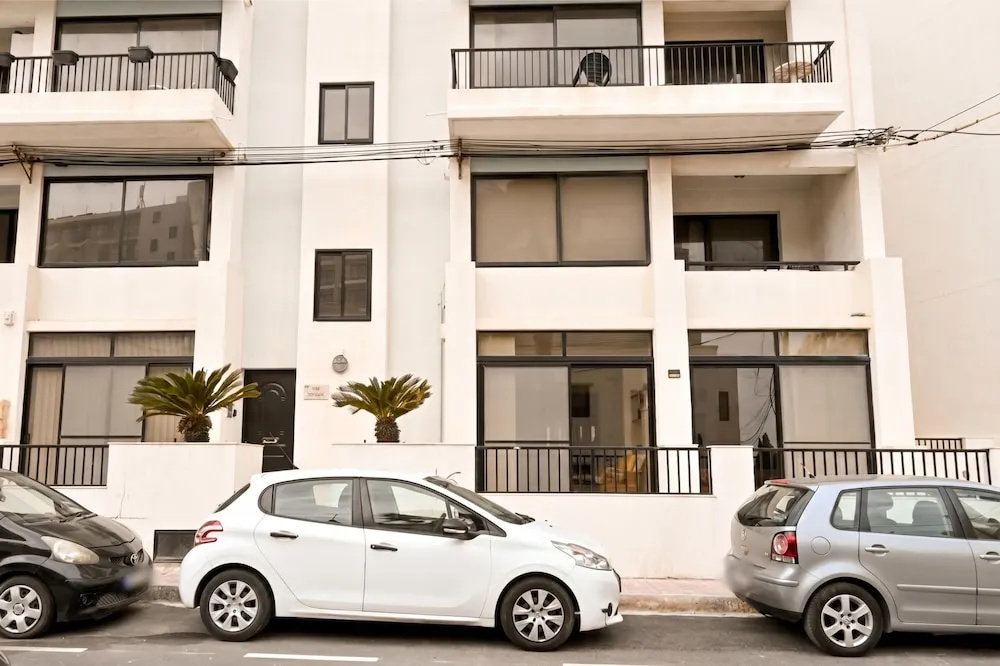 Bright Coastal Apartment Near Sea Qawra