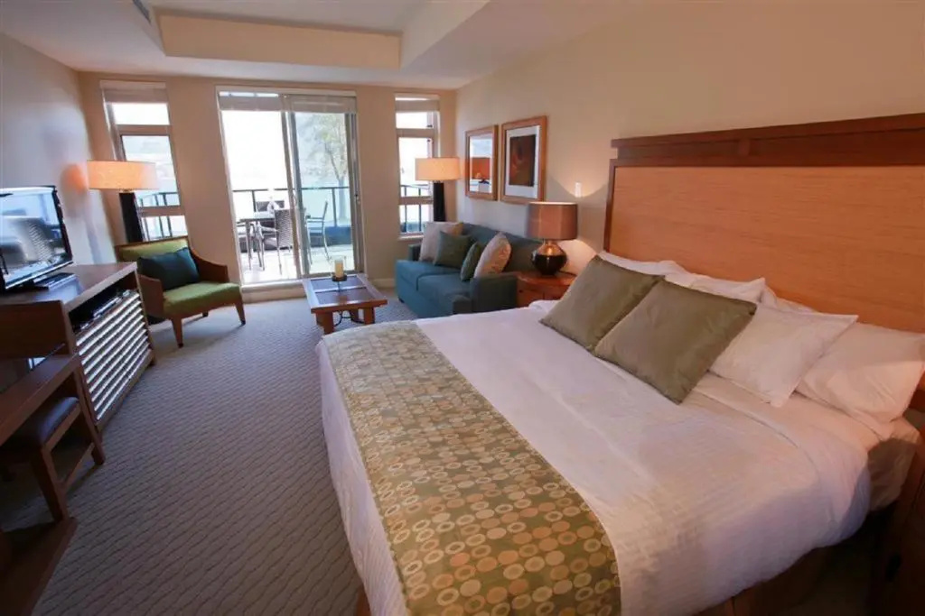 Suite with lake view