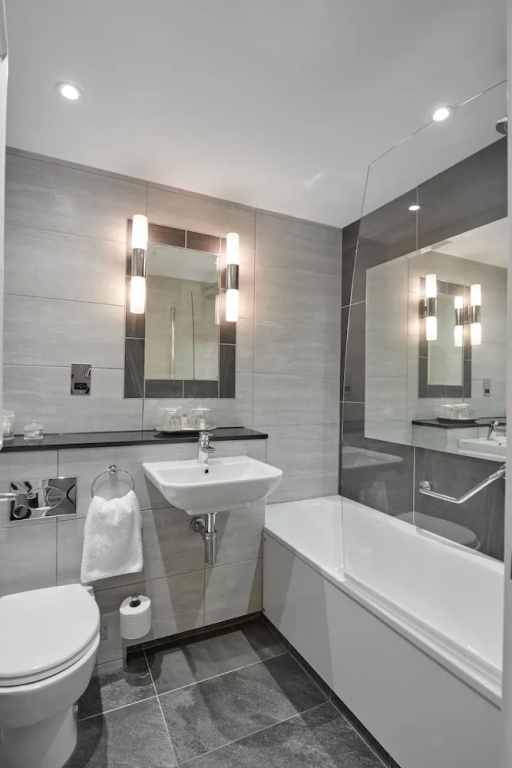 Suite with lake view