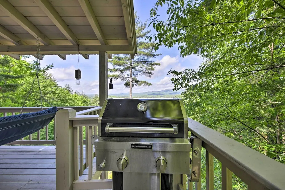 Treetop Hideout w/ Long-range Mountain Views! — 2