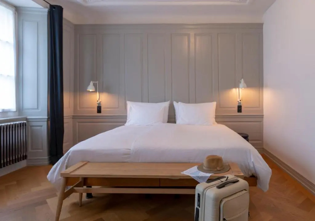 Large Double room (full double bed)