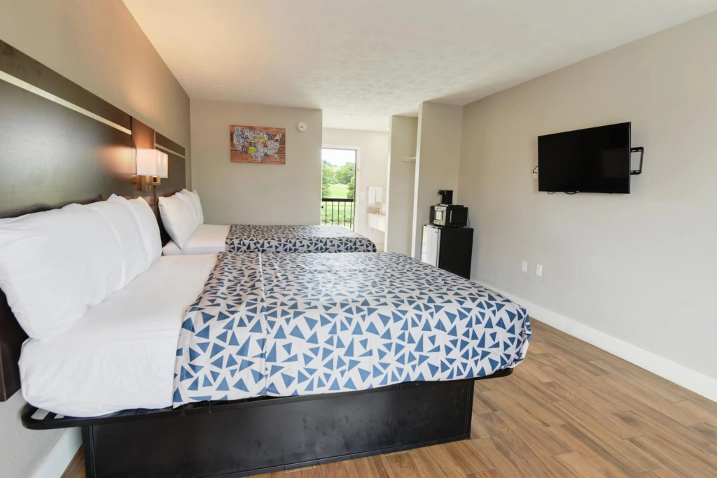 Econo Lodge Sevierville-Pigeon Forge on the River — 5