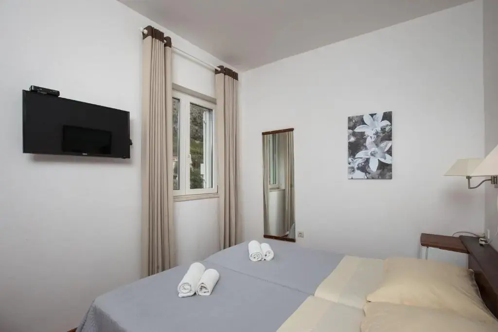 Standard Double room with garden view (full double bed)