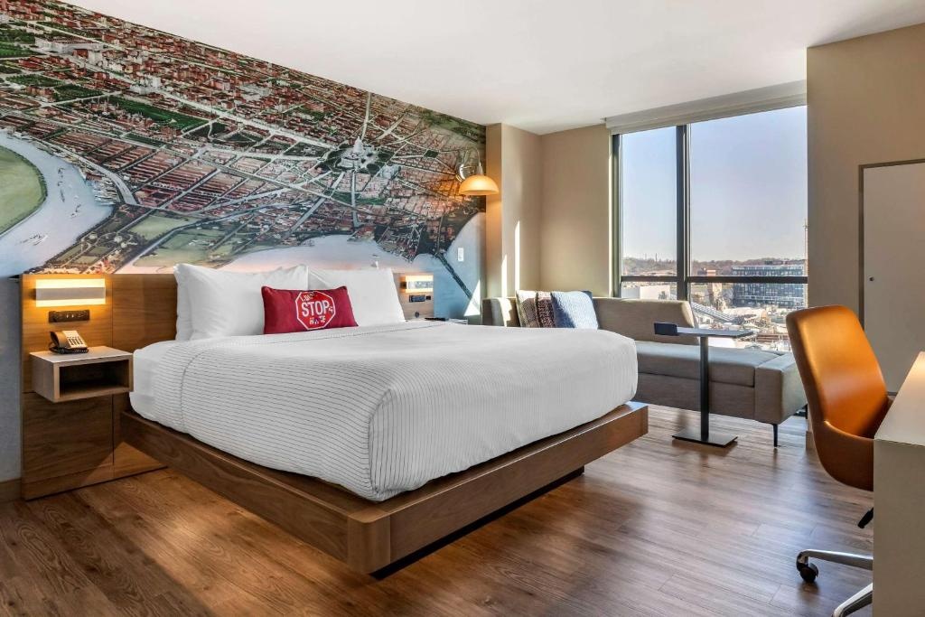 Cambria Hotel Washington D.C. Navy Yard Riverfront Room Type - Standard Double room with city view (full double bed)