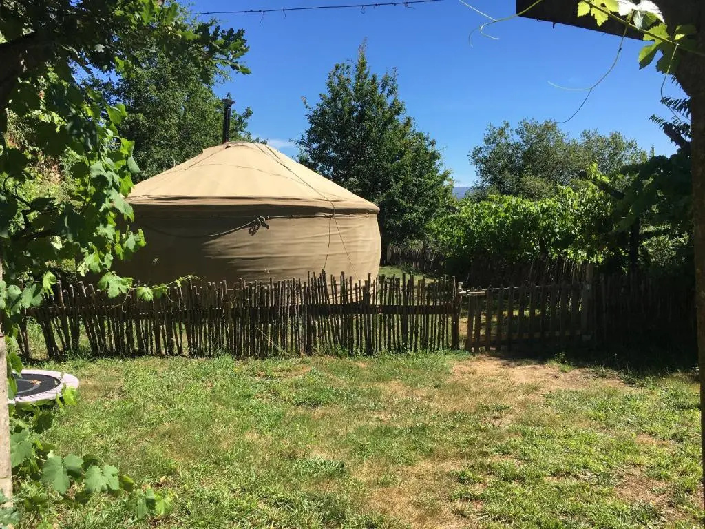 Star Gazing Luxury Yurt with RIVER VIEWS, off grid eco living