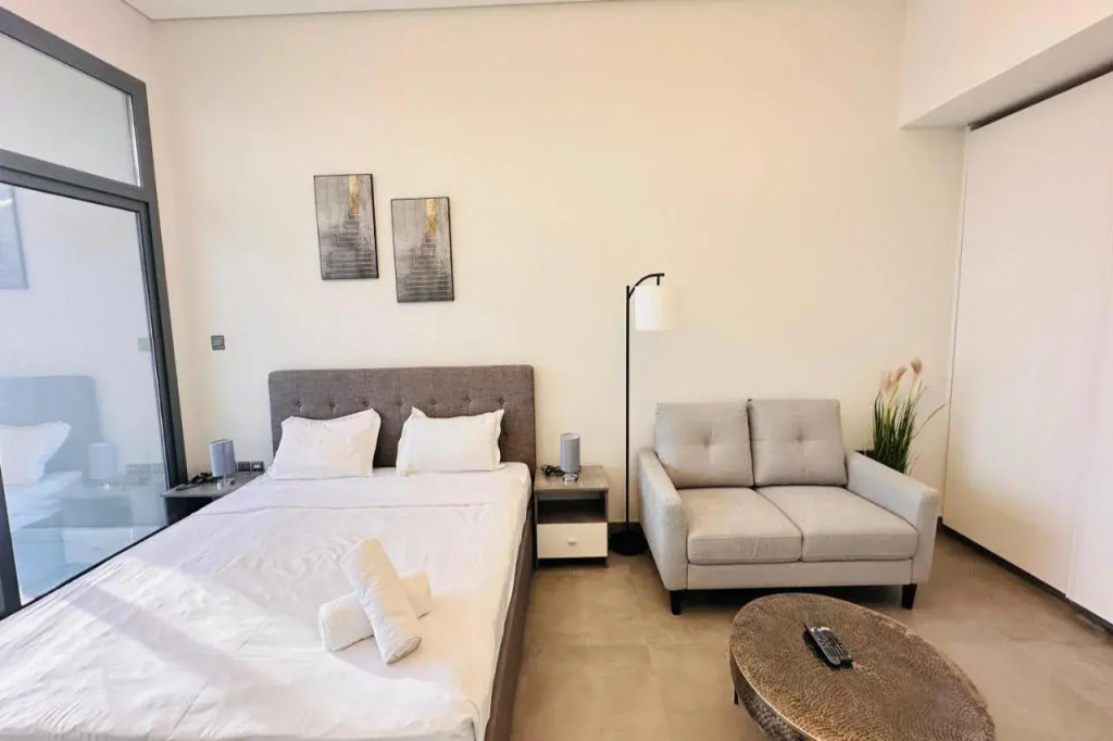 Upscale Apartment at Oval Tower Near Downtown with Balcony and Parking by Belvilla — фото