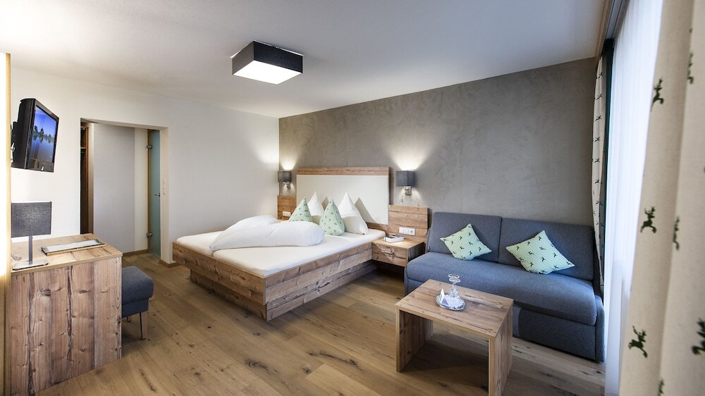 Deluxe Double room with balcony and with mountain view full double bed