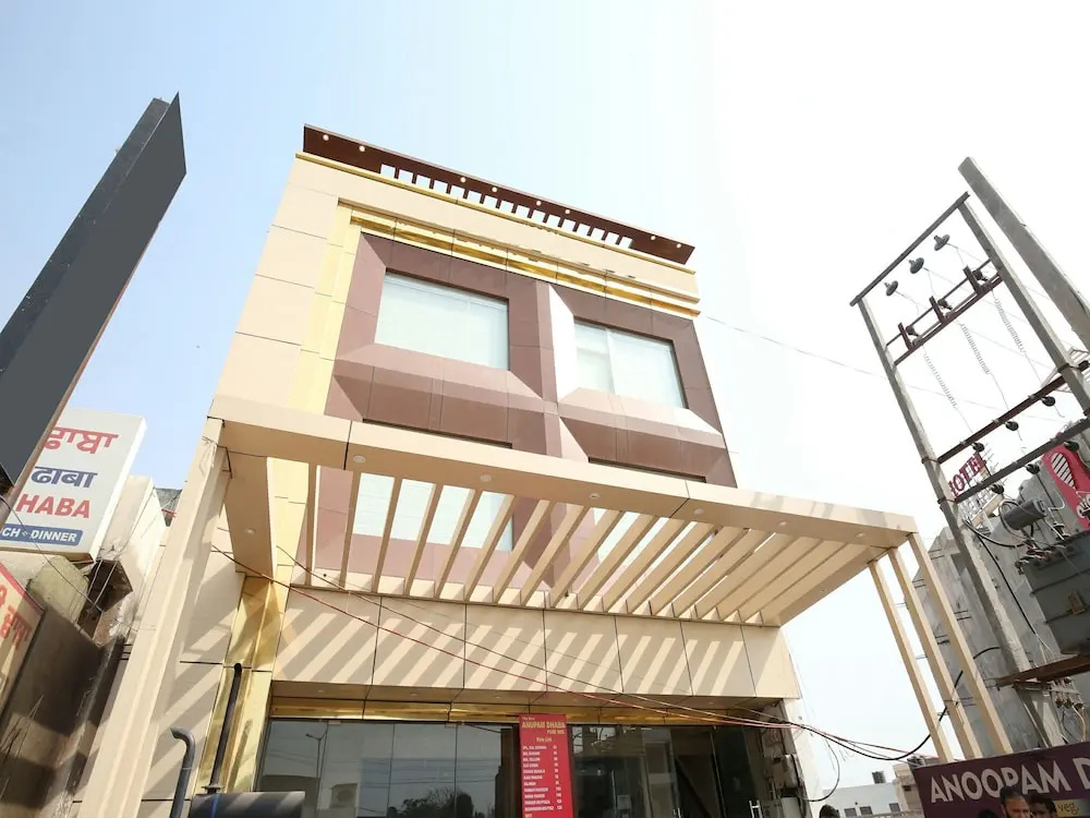 OYO 14392 Hotel Pearl wood