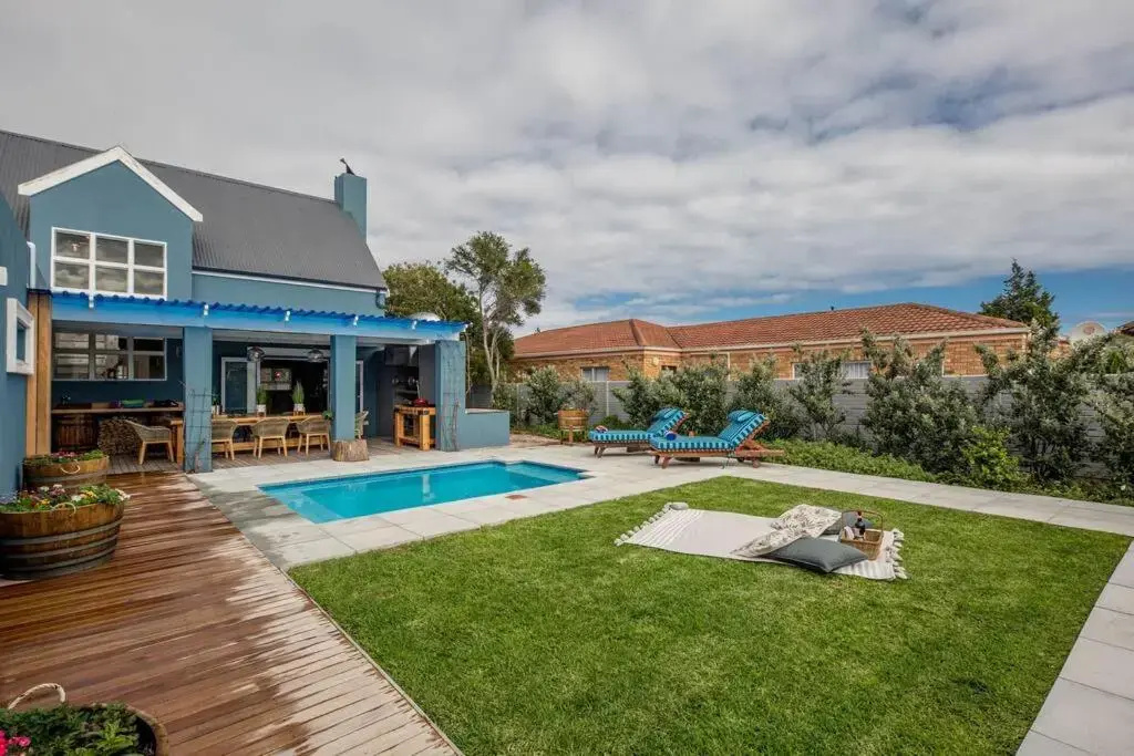 Chateau Libertas - Brand NEW family home with pool