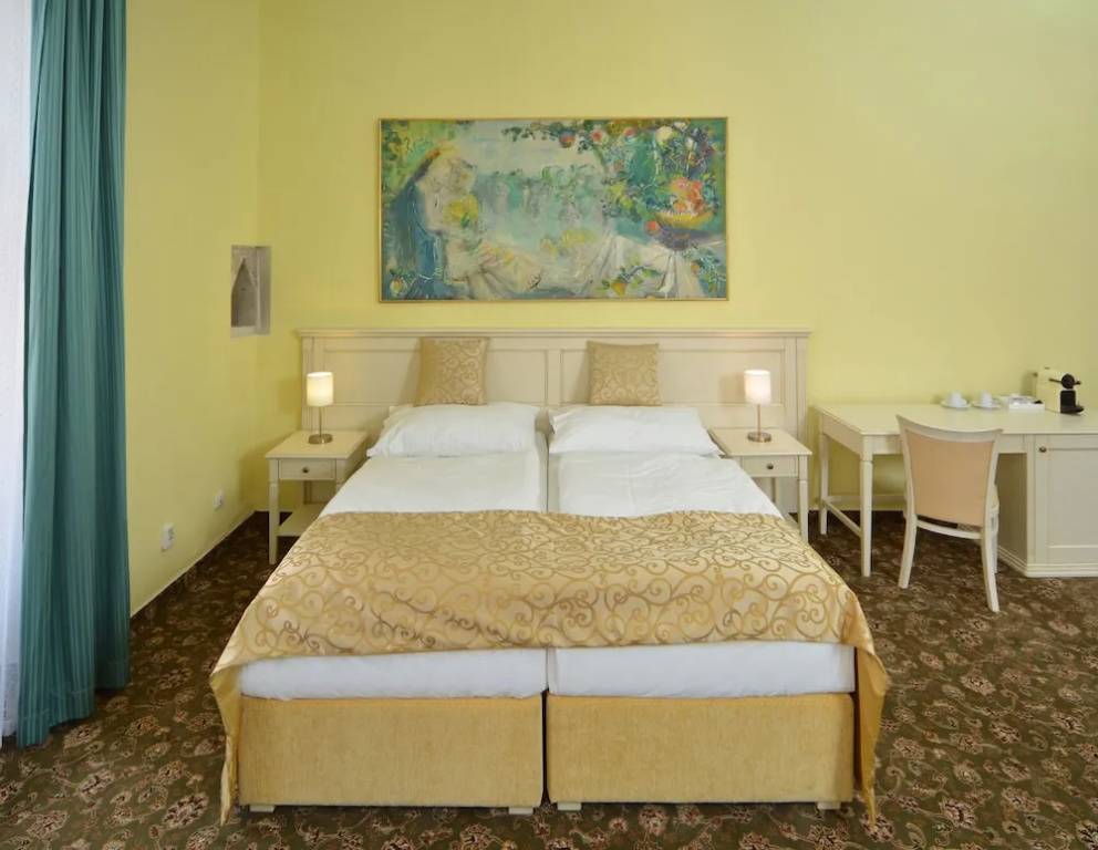 Double Suite (full double bed)