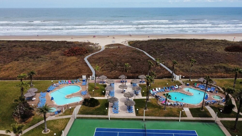 Beachfront Luxe Condo Saida 2 heated pools 2 Bedroom Home by RedAwning