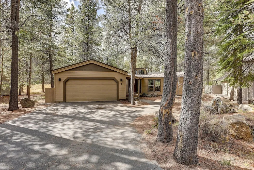 7 Approach Classic Home with Private Hot Tub and BBQ on the Deck by RedAwning