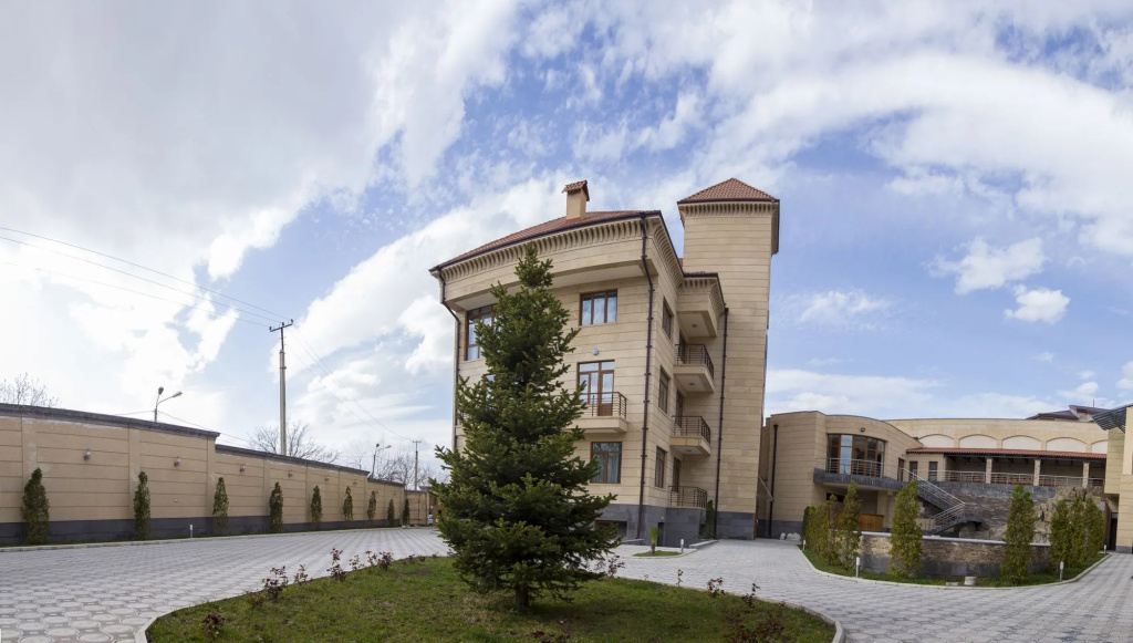 Grand Hills Hotel