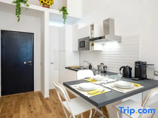 Rent Apartment - Duomo Brera Elegant Suite in Design District