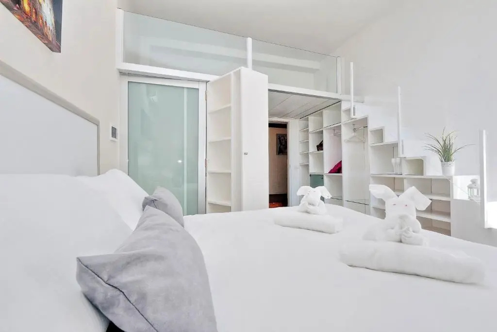 Deluxe Double room with city view (full double bed)