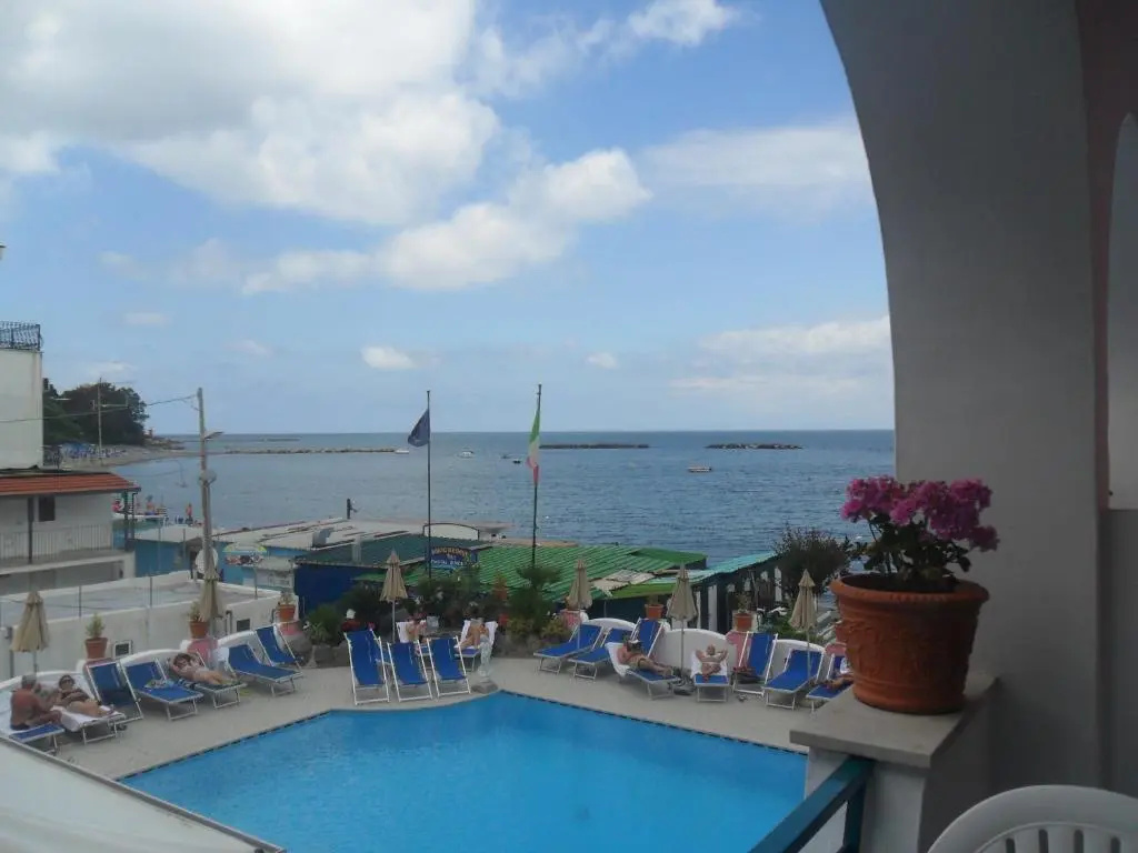 Standard Quadruple room with partial sea view
