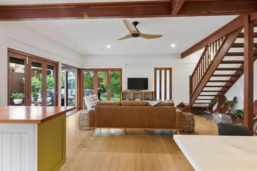 Garden Oasis-1 min from the beach & pet friendly!