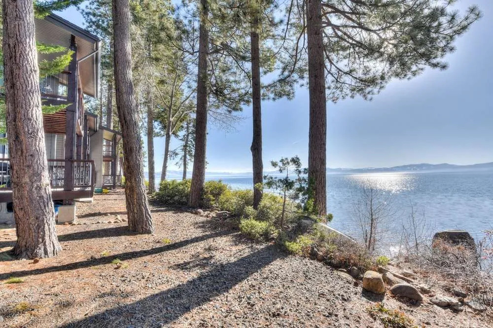 Brockway Springs Lodge Steps to Lake Access!