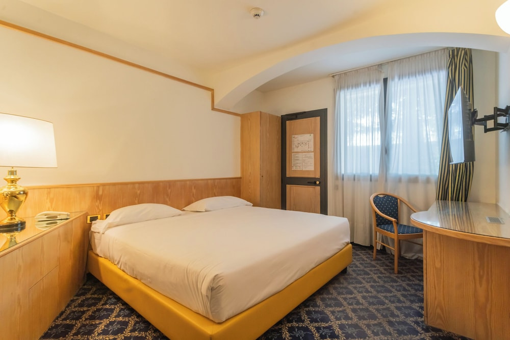 Superior Double room with courtyard view (full double bed)