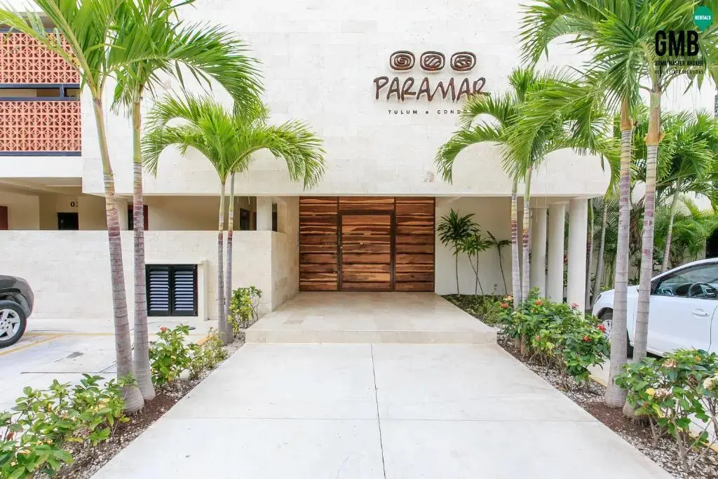 Swim Up Apartment P003