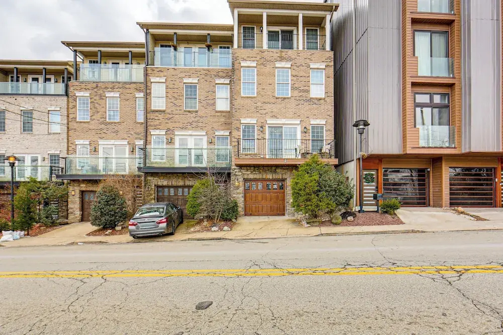 2 Mi to Market Sq! Row House w/ Dedicated Office