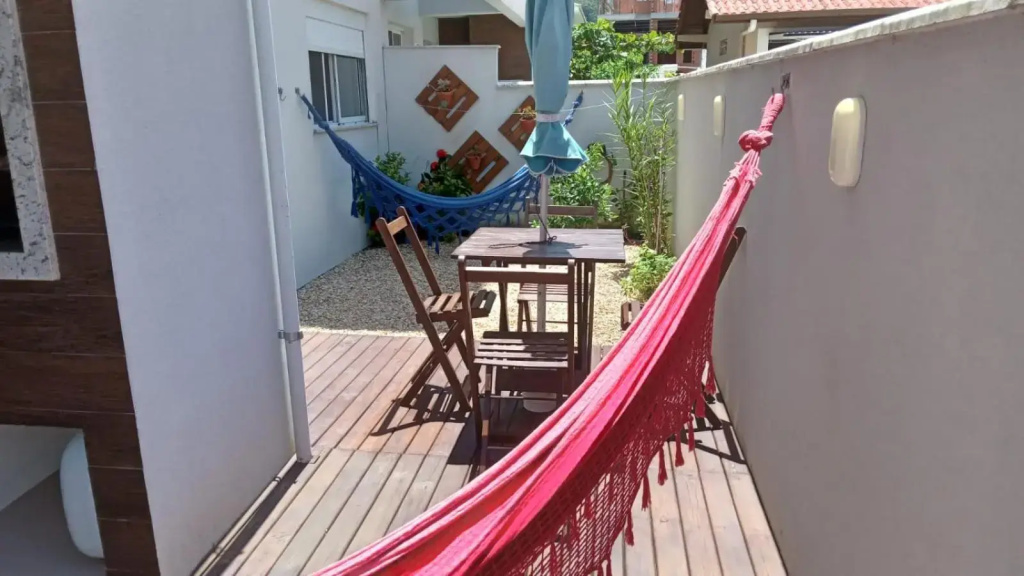 Apto na praia de Palmas, climatizado, com piscina, próximo ao mar e com jardim privativo
