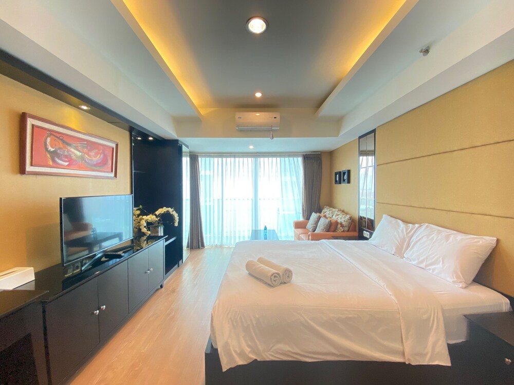 Stylish & Comfy Studio Room No Kitchen at Tamansari La Grande