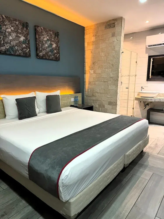 Deluxe Double room (full double bed)