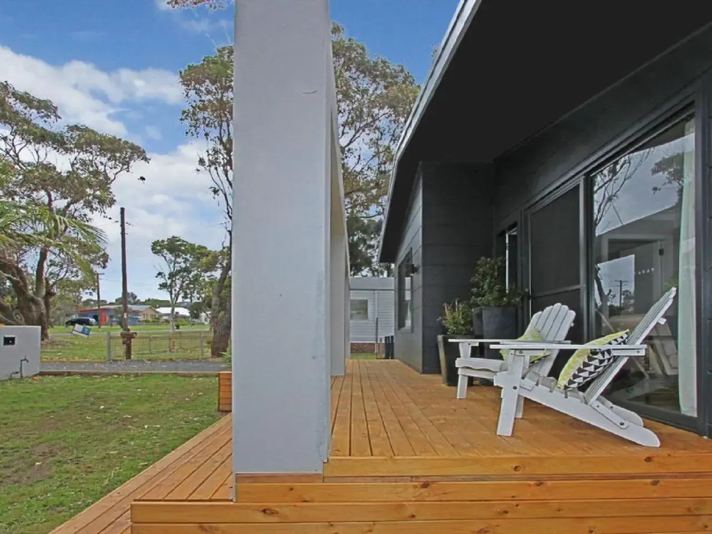 Shady Palms - Modern Beach House With Studio