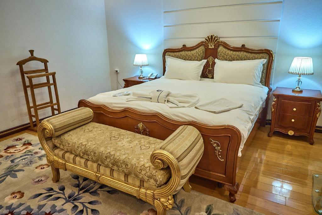 Двухместный номер Standard с балконом двуспальная кровать в Queens Hotel
