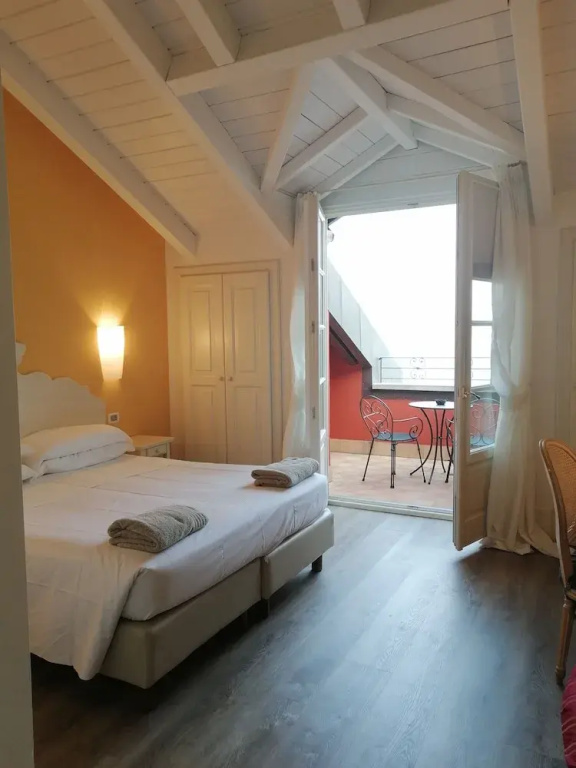 Standard room with lake view