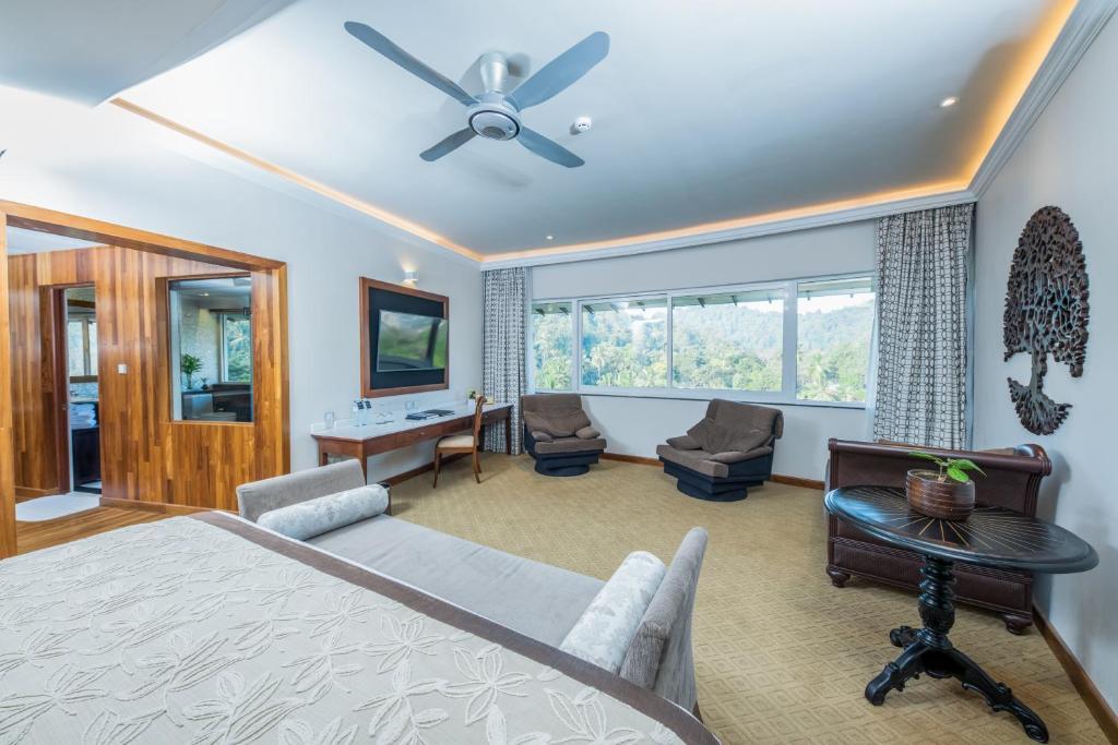 Earl's Regent Hotel
