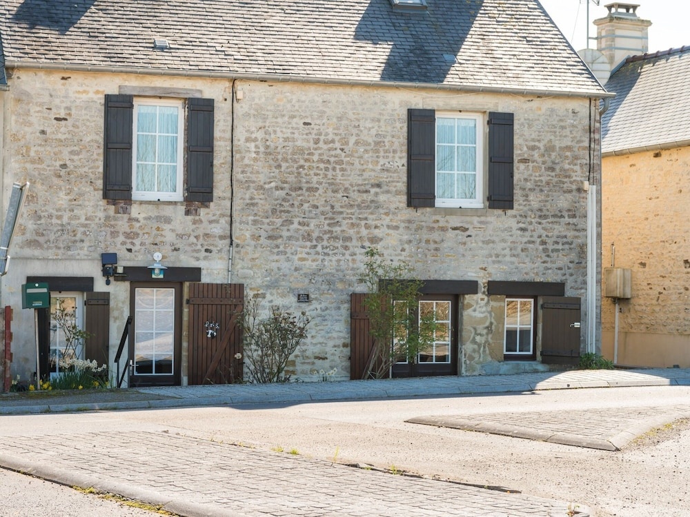 Simplistic Holiday Home in St-Laurent-sur-Mer with Terrace