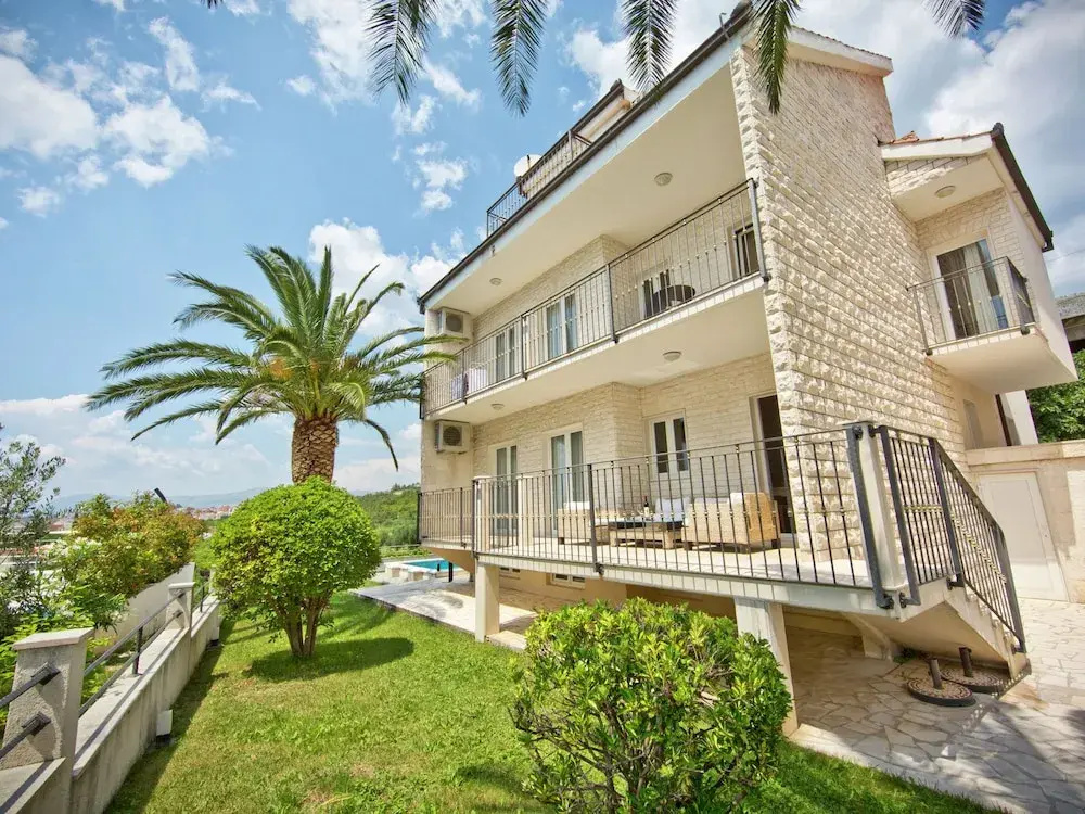 Luxury Apartment in Private Home With Private Pool & Garden, Bbq, Wifi, Parking