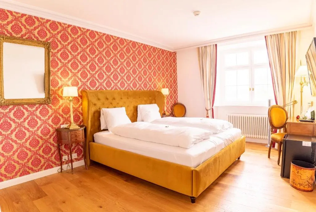 Standard Double room with lake view (full double bed)